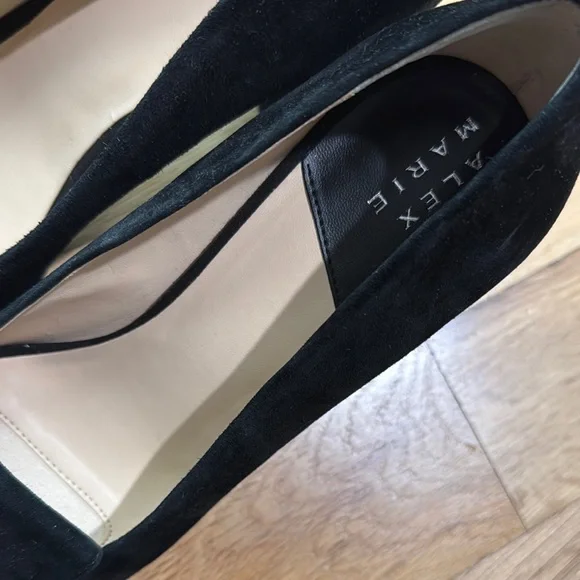 Chic Black Women's Shoes with Silver Accents - Picture 2 of 3